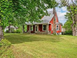 8 Maple Avenue Lunenburg, NS B0J 2C0
