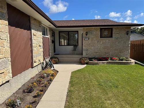 895 Beaverhill Blvd, Winnipeg, MB 