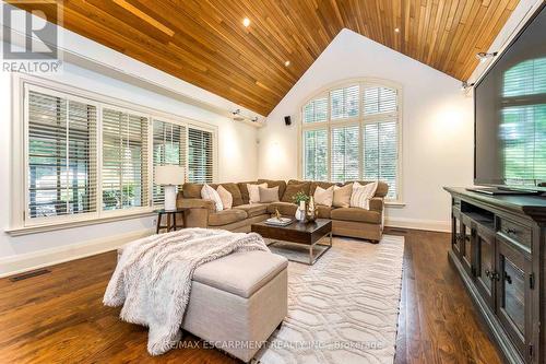2209 Pineneedle Row, Mississauga, ON 