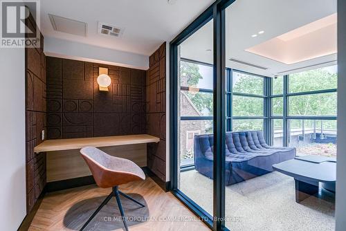 401 - 2946 DUNDAS STREET WEST STREET W , Toronto, Ontario M6P 1Y8 5