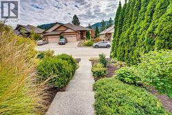 Walkway to Manning Pl - 
