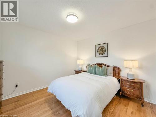 Hardwood flooring, light-toned walls, and a ceiling-mounted light fixture - 1236 Thorpe Road, Burlington, ON 