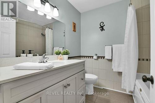4-pc Bathroom ft. jetted tub completes upper level - 2555 Regina Street, Ottawa, ON 