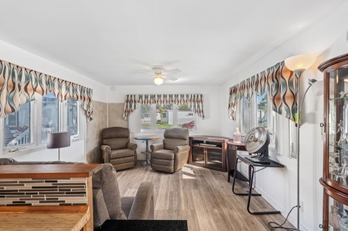 Salon - 18 Rue Godfrind, L'Assomption, QC 