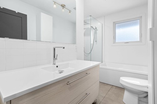 Salle de bains - 11Z  - 11Az Rue Tassé, Sainte-Thérèse, QC 