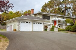 3884 Finnerty Rd Saanich, BC V8N 4A2