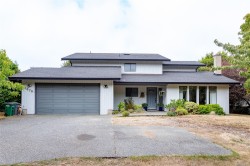 #B-3876 Finnerty Rd Saanich, BC V8N 4A2