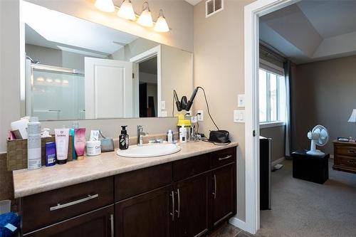 15 Stan Bailie Dr, Winnipeg, MB 