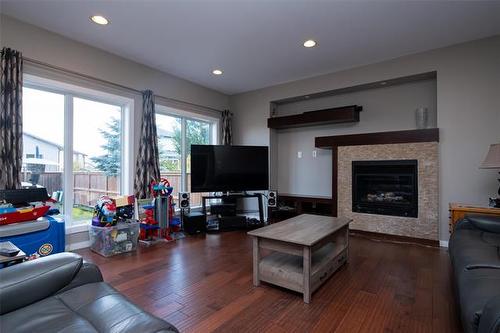 15 Stan Bailie Dr, Winnipeg, MB 