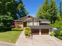 800 Seamist Pl Saanich, BC V8Y 2R4