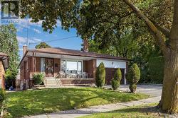 201 DERRYDOWN ROAD Toronto, ON M3J 1S2