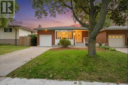 15 CLEARWATER DRIVE  Hamilton, ON L9C 2K1