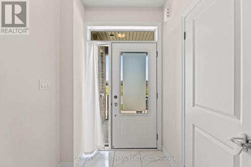 4 ROCHESTER DRIVE , Barrie, Ontario L9J 0W1 5