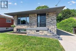 26 PARKLANDS DRIVE  Hamilton, ON L8K 4W7