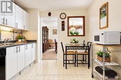 Kitchen with breakfast area - 