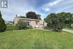 13 CORNERBROOK COURT Clarington, ON L1B 1B7