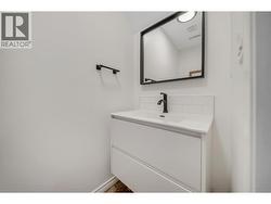 Powder room Mainfloor - 