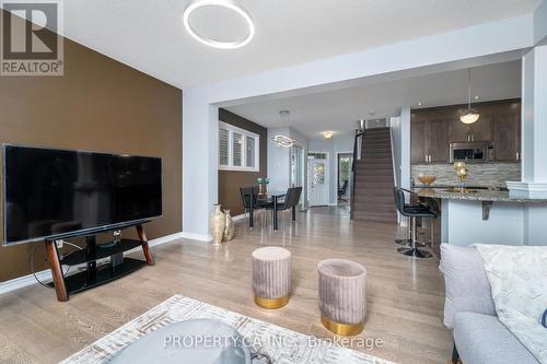 Spacious great room, hardwood floors - 125 Sweetvalley Drive, Ottawa, ON 