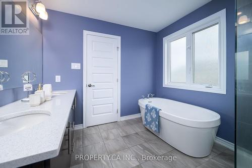 Luxurious soaker tub ensuite - 125 Sweetvalley Drive, Ottawa, ON 