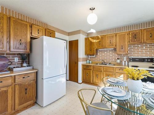 2238 Burrows Ave, Winnipeg, MB 