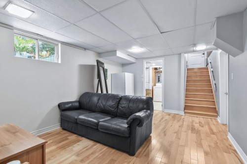 Salle familiale - 38 Av. De Bruyères, Lorraine, QC 