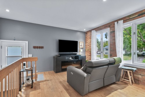 Salon - 38 Av. De Bruyères, Lorraine, QC 