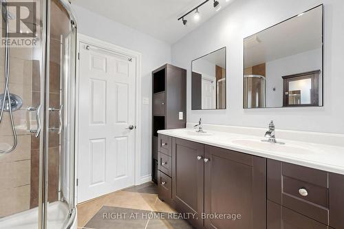 Main washroom double vanity - 159 Meaford Drive, Waterloo, ON 