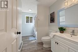 4PC Bath Main Floor w/ Laundry - 