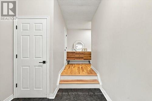 Spacious foyer - 2182 Margot Street, Oakville, ON 