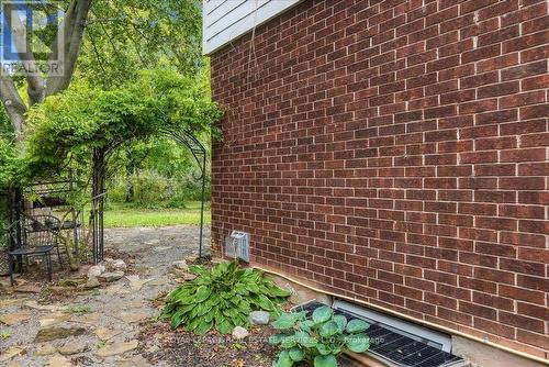 Lovely landscaping! - 2182 Margot Street, Oakville, ON 