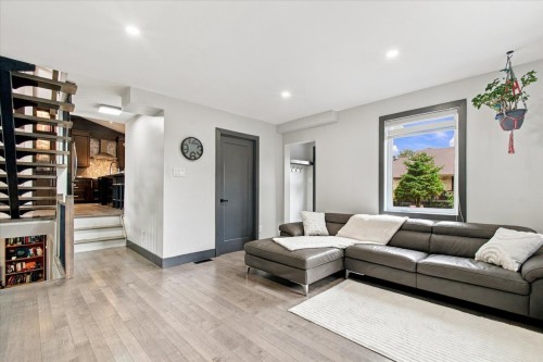 Salon - 38 Rue Des Écureuils, Mercier, QC 