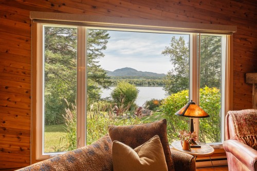 Salon - 156 Ch. Du Lac-D'Argent, Eastman, QC 
