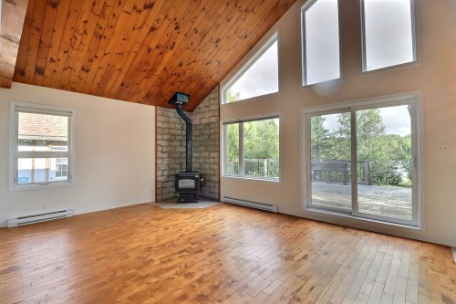 Salon - 5 Ch. Du Lac-Pezard, Saint-Fulgence, QC 