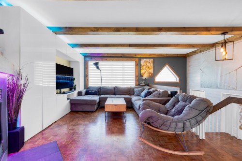 Salon - 356 Rue Sauriol, Saint-Eustache, QC 