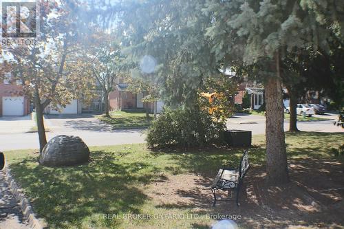 24 FALLEN OAK COURT , Brampton, Ontario L6Y 3T5 2