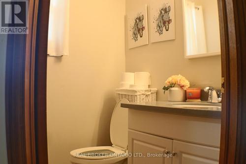 24 FALLEN OAK COURT , Brampton, Ontario L6Y 3T5 5