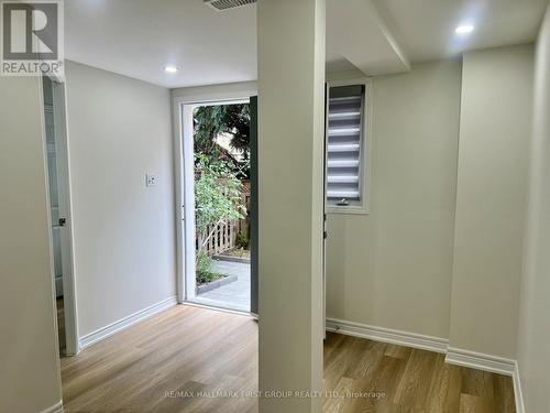 31 SHINING STAR CRESCENT , Toronto, Ontario M6M 5L6 4