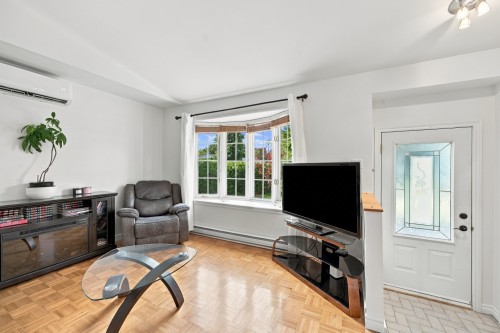 Salon - 1090 Rue Dussault, L'Assomption, QC 