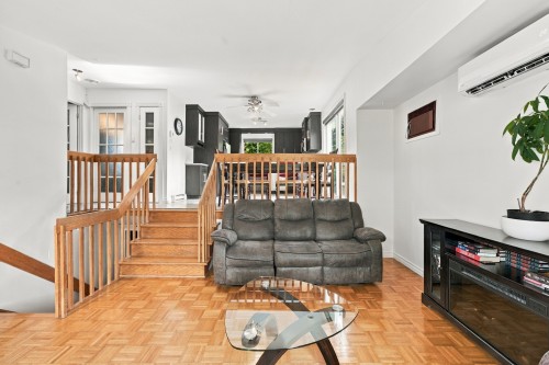 Salon - 1090 Rue Dussault, L'Assomption, QC 