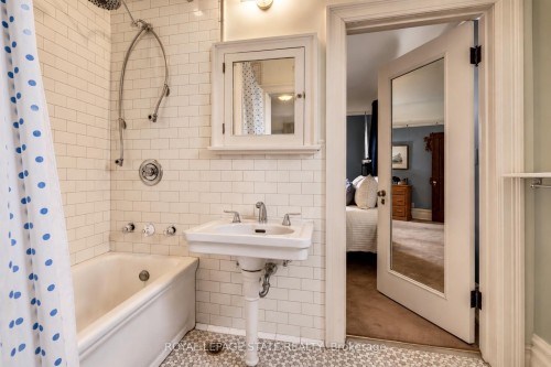 5 Undercliffe Avenue, Hamilton, ON 
