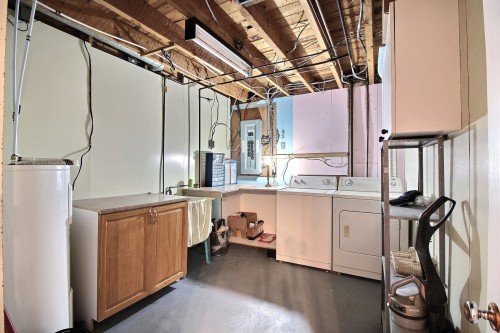 Salle de lavage - 8 Rue Lanthier, Saint-André-Avellin, QC 