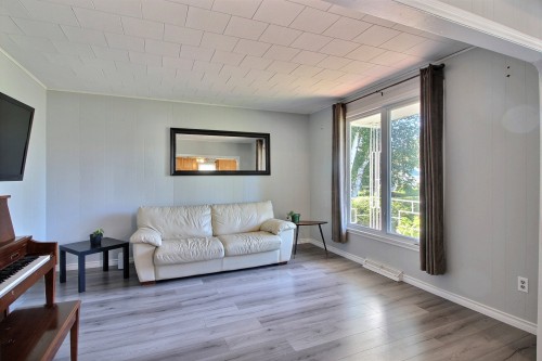 Salon - 8 Rue Lanthier, Saint-André-Avellin, QC 