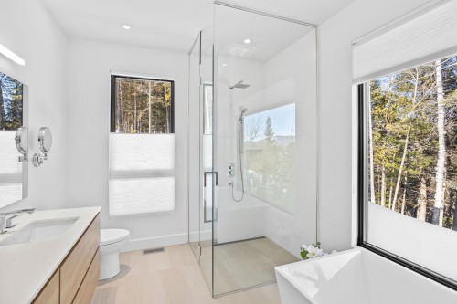 Salle de bains attenante à la CCP - 2551Z Ch. De L'Étang, Sainte-Adèle, QC 