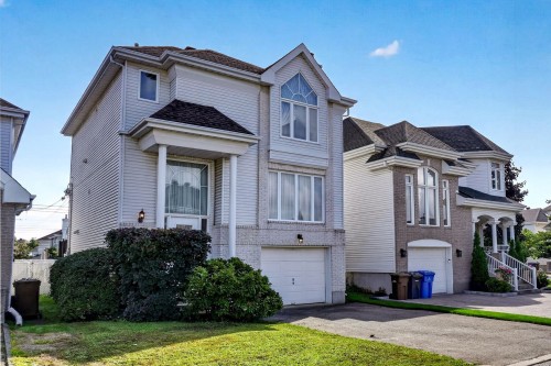 Front of Structure - 586 Rue Sauvalle, Laval (Sainte-Dorothée), QC 