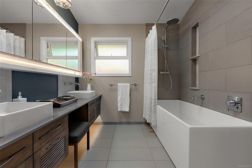 1680 Ash Rd, Saanich, BC 
