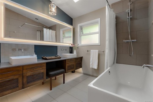1680 Ash Rd, Saanich, BC 