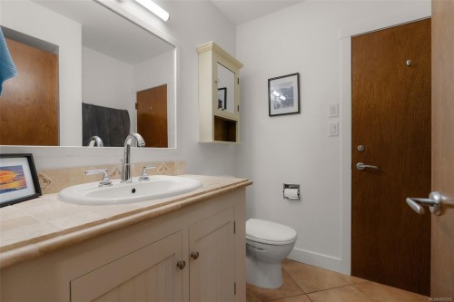 1680 Ash Rd, Saanich, BC 