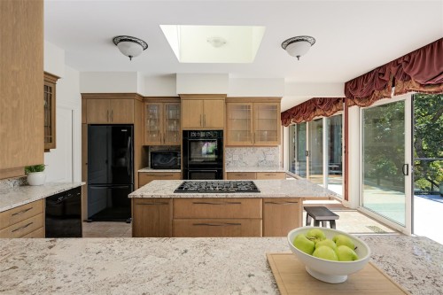 1682 Charlton Rd, Saanich, BC 
