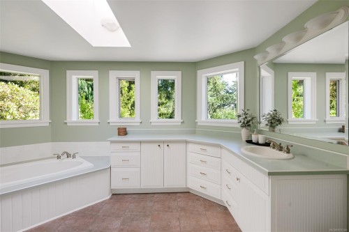 1682 Charlton Rd, Saanich, BC 