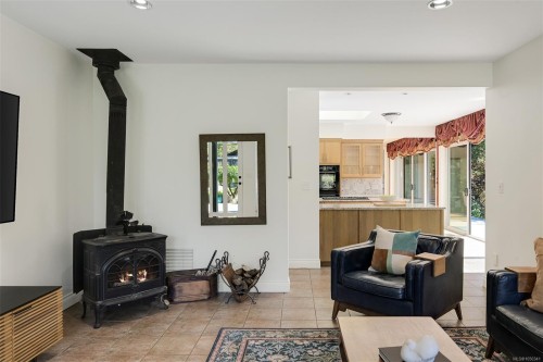 1682 Charlton Rd, Saanich, BC 